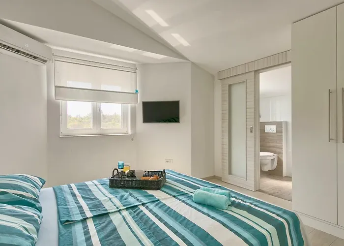 Holiday Nikol Vikendica *